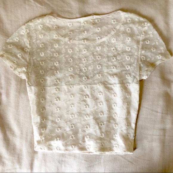 UO ivory mesh daisy crop top - Picture 2 of 3